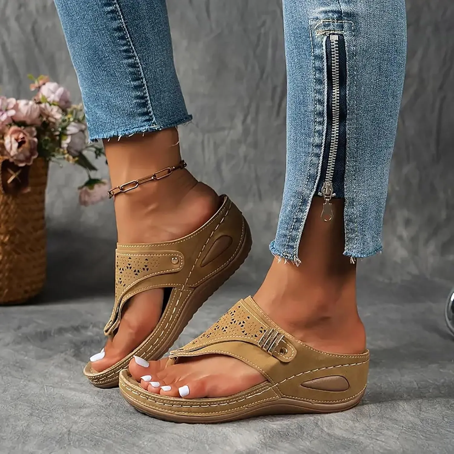 Women's Beach Thong Sandals Fashion Arch Support Flip Flops Lightweight Wedge Slippers Open Toe Slip On Sandals